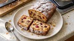 Wilgotny keks z bakaliami na święta – prosty przepis, w którym bakalie nie opadają