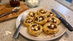 Roladki z ciasta francuskiego z kozim serem i suszonymi pomidorami – szybka przekąska na ciepło