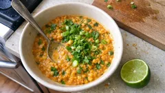 Sałatka z czerwonej soczewicy na mleku kokosowym – kremowa, z curry i limonką