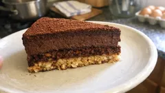 Versaillais au chocolat croustillant: warstwowy deser z musem i chrupiącym praliné