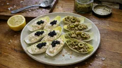 Endywie faszerowane na zimno: dwie pasty (pstrąg z chrzanem i tapenada z tuńczykiem)