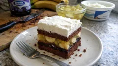 Bananowa pychotka z galaretką cytrynową – warstwowe ciasto, które najlepiej smakuje po schłodzeniu