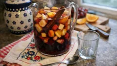 Domowa sangria z czerwonego wina – owocowa i mocno schłodzona, idealna na lato