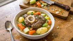 Gicz wołowa jak pot-au-feu: miękka wołowina i warzywa z jednego garnka