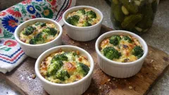 Mini flany brokułowe z gruyère – kremowe zapiekanki w foremkach