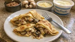 Wytrawne naleśniki z tuńczykiem i pieczarkami – ser przyjemnie ciągnie się w środku
