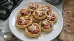 Mini-pizze z ciasta francuskiego: chrupiąca przekąska z szynką, oliwkami i serem w 15 minut