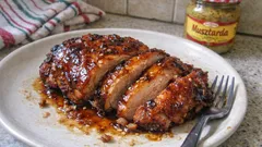 Udziec z indyka pieczony w glazurze miodowo-musztardowej – soczysty i prosty przepis