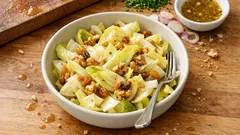 Sałatka z endywii z orzechami i rodzynkami – lekka, a robi wrażenie