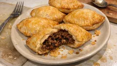Kreolskie paszteciki z ciasta francuskiego – chrupiące, z pikantnym farszem wołowym