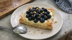 Tarta z borówkami na cieście francuskim – chrupiący spód i domowy krem waniliowy