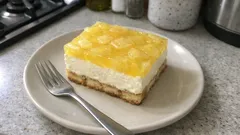 Délice z ananasem i mascarpone bez pieczenia – deser warstwowy jak z cukierni