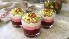 Verrine z buraków z mascarpone i orzechami – efektowna przekąska w pucharku