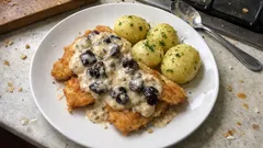 Ryba po białostocku: chrupiące filety i ciepły sos ze śliwek suszonych