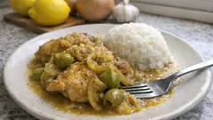 Kurczak yassa z oliwkami: cytrynowo-cebulowy sos, który robi całą robotę