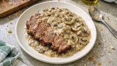 Karczek w sosie pieczarkowym – miękki po duszeniu, idealny na rodzinny obiad