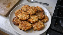 Placki ziemniaczane na białym talerzu, tradycyjne polskie danie obiadowe.