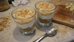 Deser w pucharku: jogurt naturalny, mus jabłkowo-gruszkowy i chrupiące ciasteczka