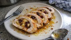 Pieczona roladka z kurczaka z żurawiną, miodem i serem – świąteczny pewniak