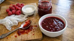 Domowy syrop z malin – gęsty, intensywny i idealny do herbaty na zimę