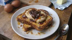 Tosty francuskie z musem jabłkowym ze słonym karmelem i dżemem figowym