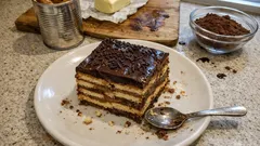 Warstwowy herbatnikowiec z kajmakiem – ciasto na blachę, które dobrze się kroi