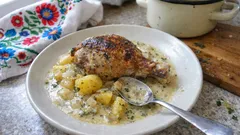 Udziec z indyka w białym winie – pieczony z ziemniakami i delikatnym sosem