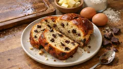 Puszysta brioche z kawałkami czekolady z wypiekacza – prosty trik z mrożeniem