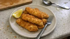 Smażona ryba jak z dobrej smażalni: chrupiąca panierka i soczysty środek (patent z pokrywką)