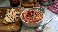 Pasta z czerwonej fasoli jak hummus – szybka do kanapek i do chrupania (bez gotowania)