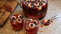 Krwawy koktajl bez alkoholu na Halloween – musujący poncz z „oczami” z liczi