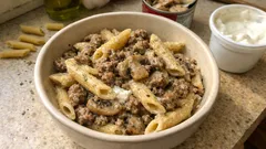 Makaron z mięsem kiełbasianym i pieczarkami – prosty obiad z jednej patelni