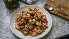 Krewetki z czosnkiem z planchy na grillu BBQ – szybkie, soczyste i gotowe w kilka minut