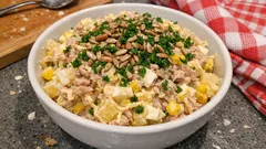 Sałatka z tuńczykiem i ananasem – szybka, kremowa i idealna na imprezę