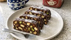 Dubajski blok czekoladowy z pistacjami – deser bez pieczenia, krojony jak praliny