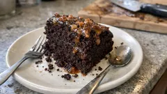 Wilgotne ciasto czekoladowe z karmelkami – prosty przepis na miękki, toffiowy środek