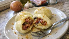 Szwedzkie nadziewane kluski ziemniaczane z boczkiem – sycący obiad jak z domu