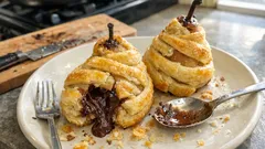 Gruszki w cieście francuskim z czekoladowym sercem – prosty deser, a wygląda jak z cukierni