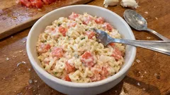 Sałatka czosnkowa z makaronem chińskim i pomidorami – szybka, sycąca i kremowa