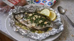 Krąp pieczony w folii z czosnkiem i koperkiem – soczysty, bez smażenia