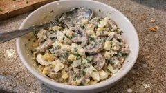 Sałatka pieczarkowa z jajkiem – kremowa, wyrazista i bez wodnistego sosu