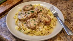 Polędwiczki wieprzowe w sosie musztardowym z białym winem – szybki obiad z patelni