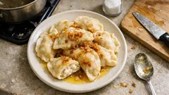 Pierogi ruskie z kremowym farszem – dodatek, który robi bardziej „restauracyjny” smak