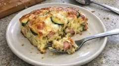 Wytrawne clafoutis z cukinii z szynką i serem – prosta zapiekanka z piekarnika