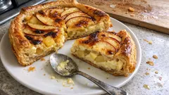 Tarta z ananasem i jabłkami na cieście francuskim – szybki deser do kawy