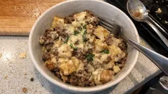 Mielona wołowina z ziemniakami z patelni w kremowym sosie serowym (comté)