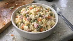 Sałatka ziemniaczana z szynką i ogórkiem kiszonym – kremowa alternatywa dla jarzynowej