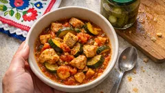 Kurczak z cukinią jak z tadżinu – aromatyczny obiad z jednej patelni