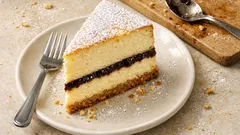 Sernik na budyniu z powidłami śliwkowymi – wysoki, kremowy i warstwowy