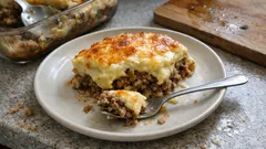 Zapiekanka ziemniaczana z mięsem mielonym i beszamelem – kremowa w środku, złota na wierzchu